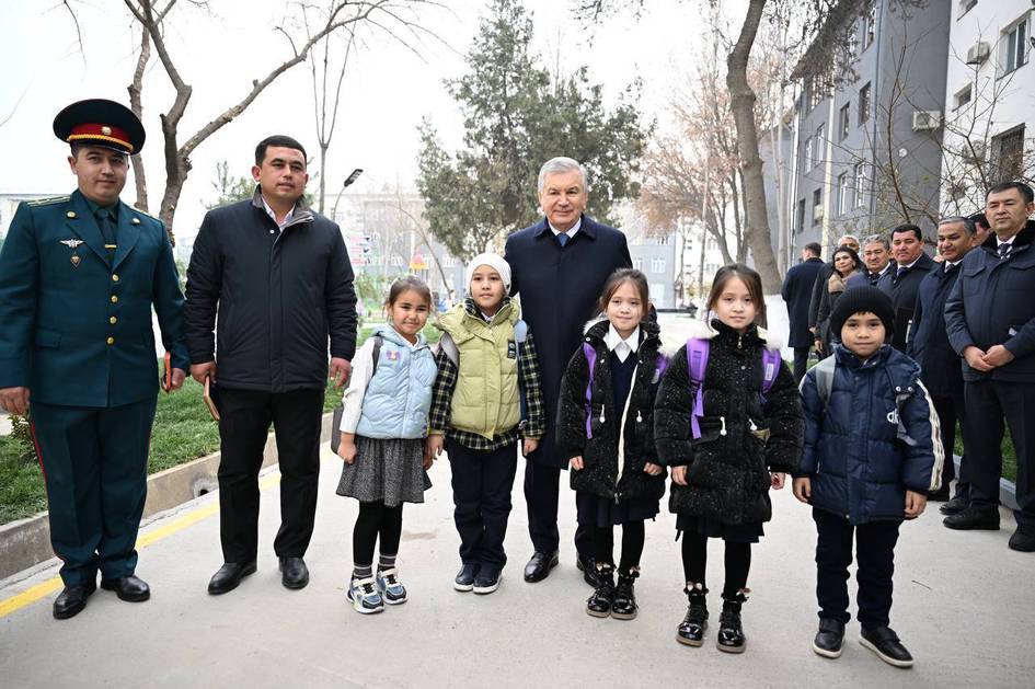 “Маҳалла – жамиятнинг юзи”. Президент Гулистондаги маҳаллада бўлди